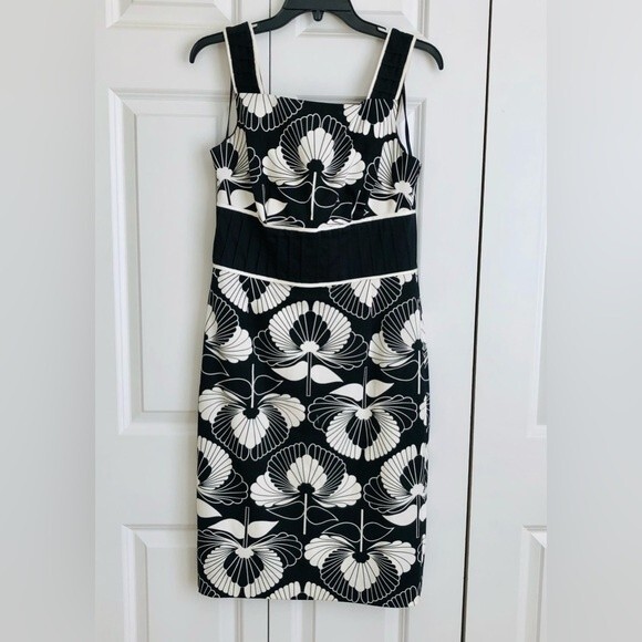 MAGGY LONDON WOMENS DRESS SIZE 10 FLORAL WHITE/BLACK SLEEVELESS SHEATH - Picture 1 of 7
